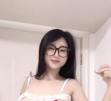 白咩咩：粉主播定制舞视频，舞蹈技巧娴熟，车灯惊艳，下载观看！