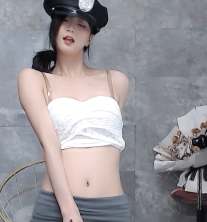 CC耶耶独特舞姿展示，双视角顶臀热舞，2V视频699MB，百度盘