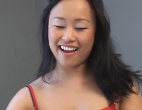 加特林机关枪下水道挑战小姐姐：反差感十足的离谱自拍视频