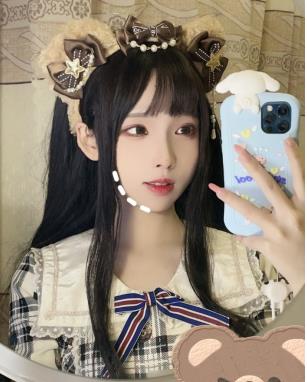 英梨梨：车衣道具秀作品时长3分40秒，110张图集，颜值身材兼就妗