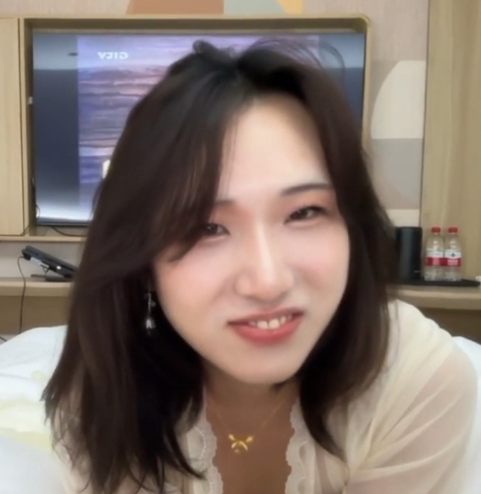 根据提供的内容，为该商品取一个邢曦月：航空大学大罩杯眼睛妹付费福利合集16.5GB