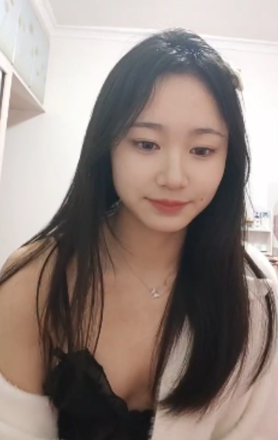 ```markdown[转载搬运]半糖主播顶点大合集[52V+38.8G][百度盘]在这个[转载搬运]的视频合集中，半糖主播顶点成为了焦点。她以一种独特的方式吸引了观众的注意。其实之前在学校里，她就展现出了与众不同的魅力。顶点，一个名字，一个身影。她的外貌让人过目难忘，不需要过多的形容词，只需一眼就能让人记住。以致于脚踩高跟的她在现场频频摔脚滑，却依旧保持着优雅。这个视频合集包含了52个视频，总共