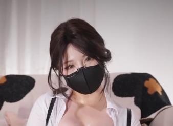 nana_taipei糖心联名作品：寸止控送[1V711M]，男主勇修下水道，车灯闪耀，超人气自拍视频！