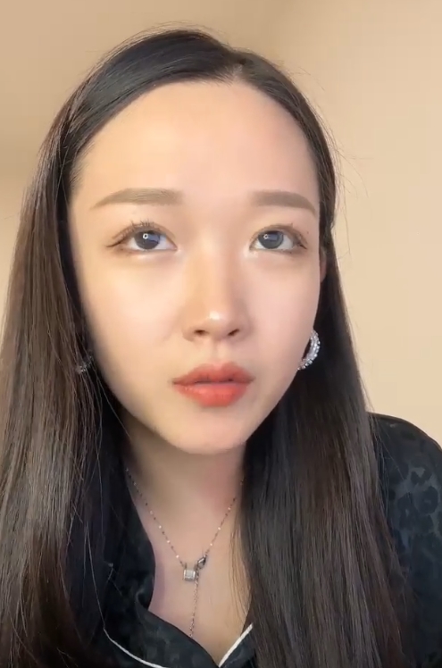 来说，这个合集绝对是一个不可错过的宝藏。无论是在百度上搜索下载，还是通过ED2K进行分享，都能轻松获得这个精彩的眼镜御姐妹子叭嗦合集。赶紧收藏起来，一起享受这些精彩的视频吧！