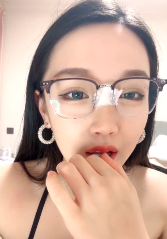 来说，这个合集绝对是一个不可错过的宝藏。无论是在百度上搜索下载，还是通过ED2K进行分享，都能轻松获得这个精彩的眼镜御姐妹子叭嗦合集。赶紧收藏起来，一起享受这些精彩的视频吧！