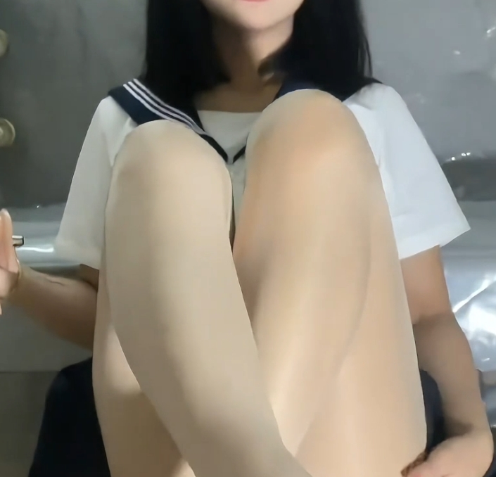 享一些生活趣事和心情。她的视频不仅仅是单纯的展示，更像是与观众之间的交流和分享。因此，KK的粉丝群体越来越庞大，她的视频也备受欢迎。如果你也对女同活塞机感兴趣，不妨关注一下胖臀福利姬KK，她的视频一定能给你带来不一样的体验和乐趣。