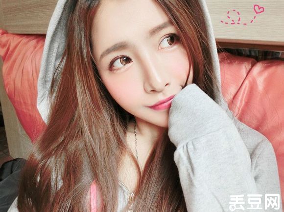 的展现,让她成为了宝藏美女,深受粉丝喜爱。小黑不仅仅是一名网红,更是一个具有实力和魅力的御姐,她的存在就像是一个闪耀在网红界的明星,熠熠生辉。如果你也想一睹她的风采,那么这份大小约6.8G的视频合集绝对不容错过!
