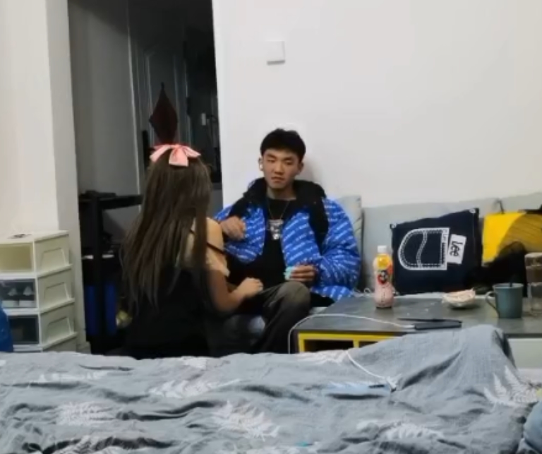 推特小伊搭讪体育生鲜肉10部猎奇向真实录音1G