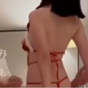 蜜桃夫妇多人游高清合集2.2G老王视角超感觉