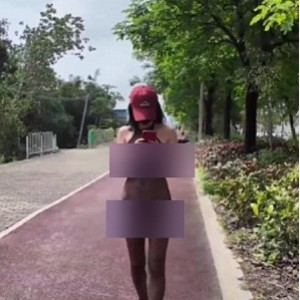 诱惑cikaimoon红帽女户外展示2V1.09GB