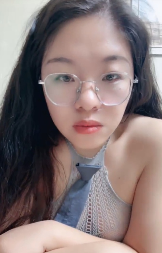 抖音眼镜御姐超会玩直播合集25部18.4G珍藏
