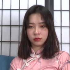 星空传媒性感御姐『YiYi』身穿旗袍灰色透明连裤丝袜表演脚丫