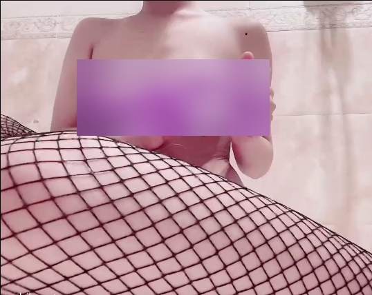 薇薇安OnlyFans黑丝渔网袜私拍2部723MB超近视角太顶了